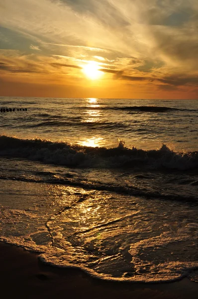 Denizin üzerinde gün batımı