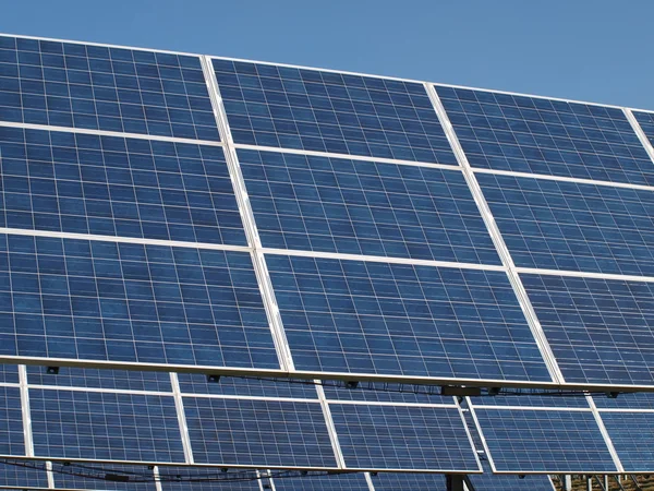 Array de paneles fotovoltaicos — Foto de Stock