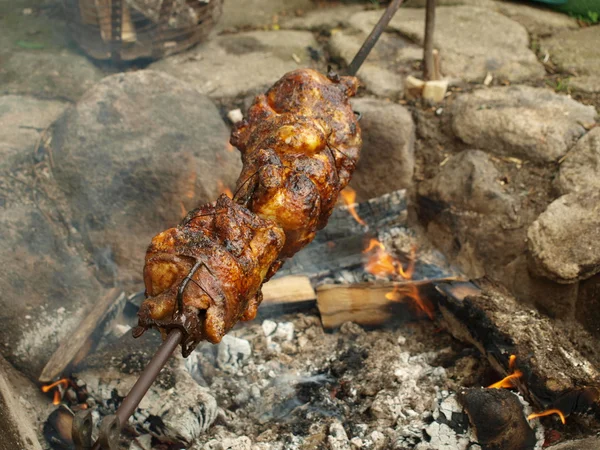 Poulet grillé sur une cheminée extérieure — Photo