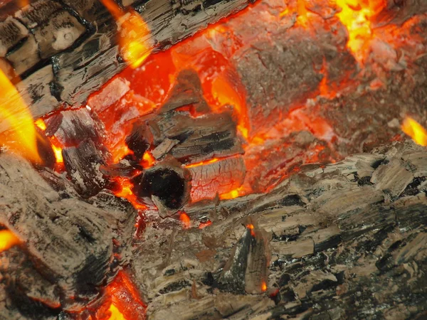 Carvão quente em uma lareira ao ar livre — Fotografia de Stock