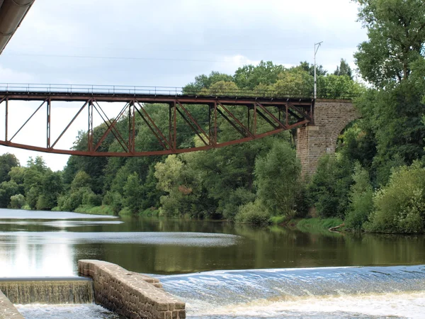 Antiguo puente ferroviario sobre el río —  Fotos de Stock