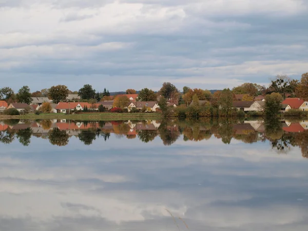 Reflejando el pueblo en un estanque —  Fotos de Stock