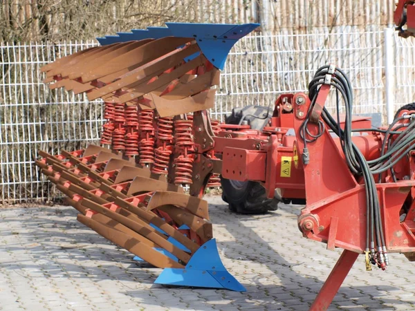 Jordbearbetning maskin - plog — Stockfoto