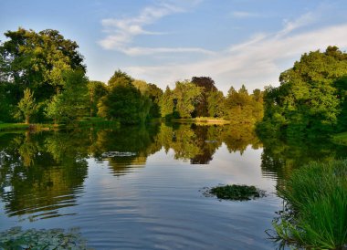 castle park, kale Lednice, tarihi Lednice - Valtice bölgesi, South Moravia, Çek Cumhuriyeti gölette görünümünü