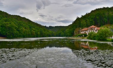 Harasov Oteli 1912 'de açıldı. İlk misafirler, Prens Bedrich Lobkowicz tarafından Temmuz 1912 'de inşa edilen Harasov Oteli tarafından karşılandı. Otel (ünlü inşaatçı Karel Novak) tarafından inşa edildi böylece viraj boyunca tam olarak kopyalandı