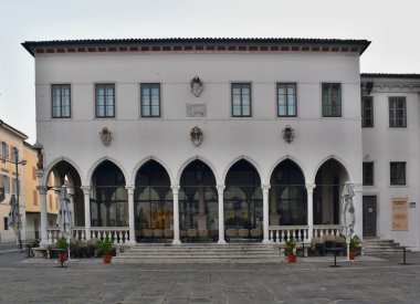 Loggia Sarayı, Praetorian Sarayı 'nın karşısındaki Titov trg meydanında bulunabilir. Caffe della Loggia Kafe 1846 yılında Gotik kemerli bir sarayda kuruldu. Bugün ise Loggia, Koper, Slovenya