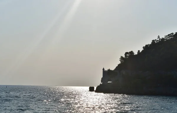 Вечерний Вид Замок Мирамаре Расположенный Итальянском Побережье Адриатического Моря Италия — стоковое фото