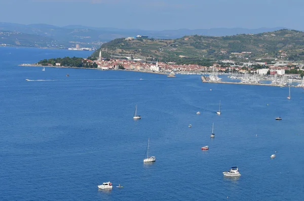 Slovenya 'nın Beyaz Kaya Koyu' ndan Izola kentinin manzarası
