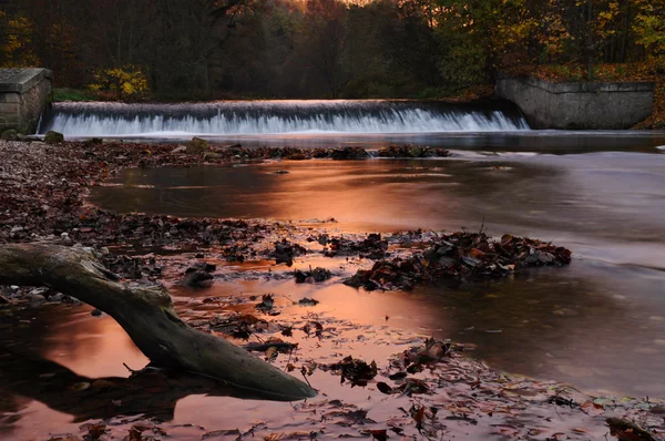 Nehrin üzerinde sonbahar günbatımı