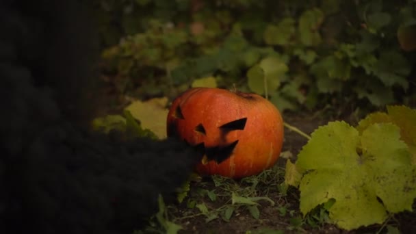 Abóbora Halloween Fuma Com Fumaça Preta Jack Lanterna Encontra Chão — Vídeo de Stock