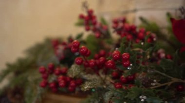 Şömine, Noel ağacı dallarıyla viburnum meyveleriyle süslenmiş. Noel süsü. Kamera geri çekiliyor..