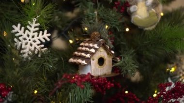 Noel ağacı ve yakın plan oyuncaklar. Kamera, ilk ağaçtaki oyuncaklardan uzaklaşıyor..