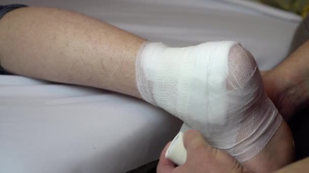 Ligering av fotleden med bandage. — Stockvideo