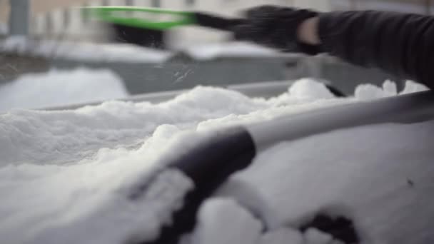 Ein Mann Mit Einem Besen Säubert Auto Vom Schnee Auf Der Straße