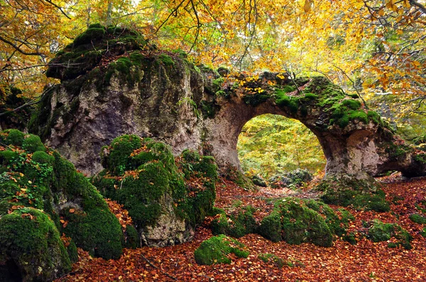 Naturalny kamień most w parku przyrody urbasa — Zdjęcie stockowe