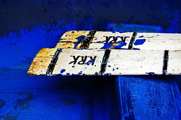 Rusty oars in a blue boat — Stock Photo, Image