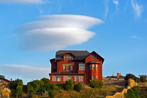 Een herenhuis in getxo met een lenticulaire wolk — Stockfoto