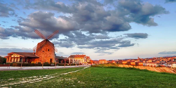 Vista da aldeia Getxo ao pôr-do-sol com o moinho Aixerrota — Fotografia de Stock