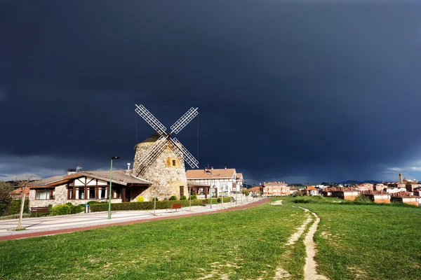 Tempesta sul mulino a vento Aixerrota nel villaggio di Getxo — Foto Stock