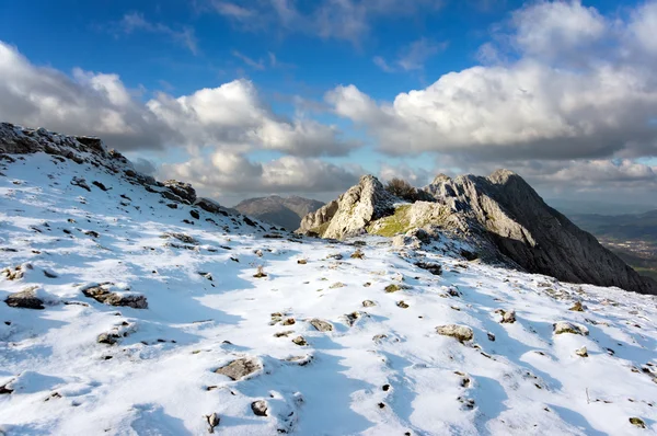 Winterlandschaft mit Schnee und felsigen Bergen — Stockfoto
