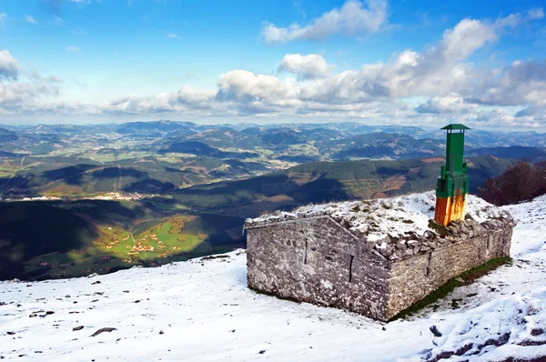 Kabiny w górach z pięknym widokiem w zimie — Zdjęcie stockowe