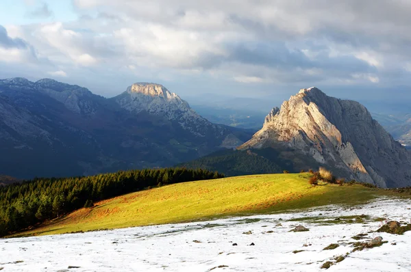 Pôr do sol luz solar nas montanhas de Urkiola com alguma neve — Fotografia de Stock