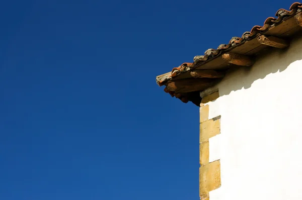 Witte muur en dak van een huis — Stockfoto