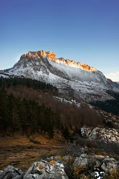 Últimos rayos de sol en la montaña. Parque Natural de Gorbea, País Vasco, España . — Foto de Stock