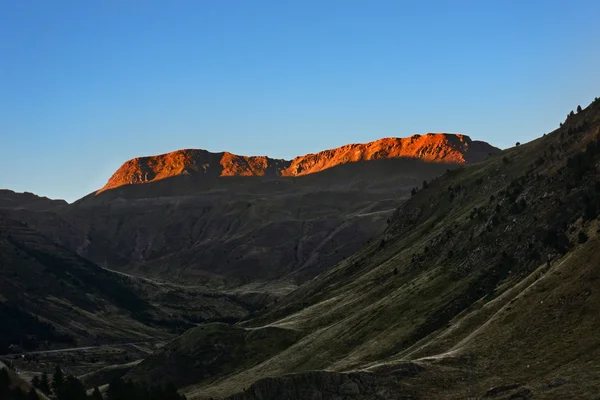 ピレネー山脈上の太陽の最後の線 — ストック写真