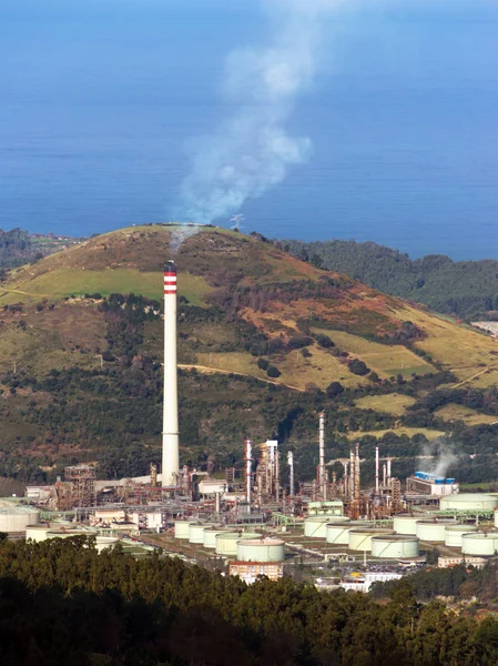 Raffinerie Schornstein mit Rauch verschmutzt Umwelt — Stockfoto
