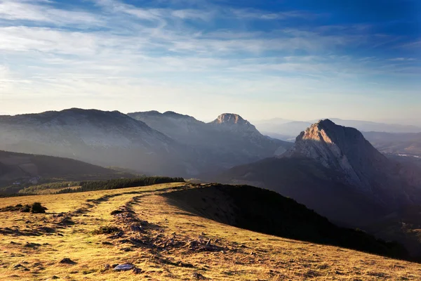 Urkiola berge mit den letzten sonnenstrahlen — Stockfoto