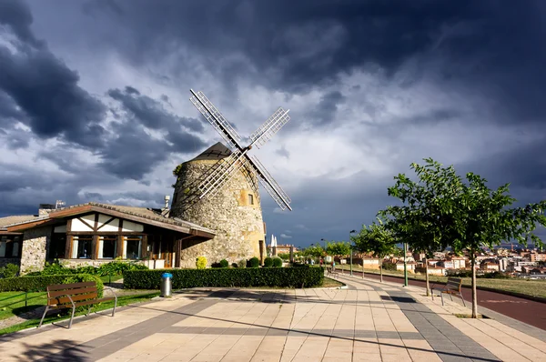 Een weergave van het stormachtige weer in getxo, met aixerrota molen — Stockfoto