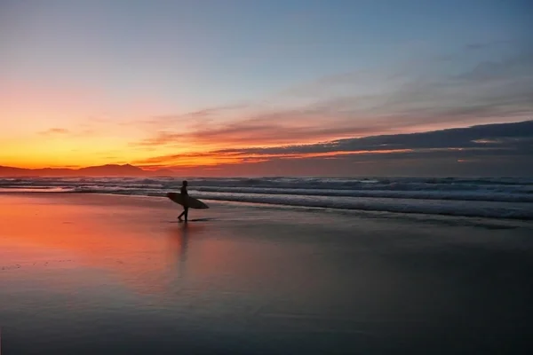 Surfer at sunset — Fotografie, imagine de stoc