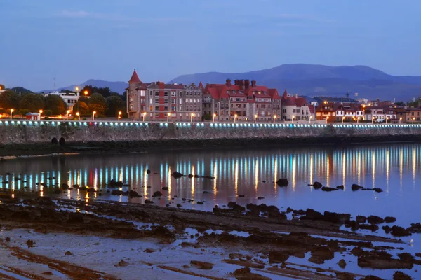 Noche en Getxo con reflexiones de luces de la ciudad —  Fotos de Stock