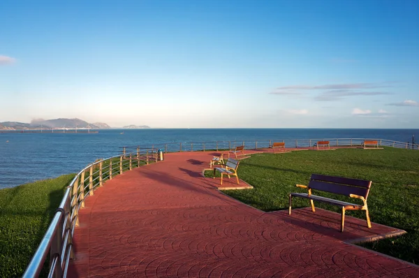 Bänkar med havsutsikt i getxo — Stockfoto