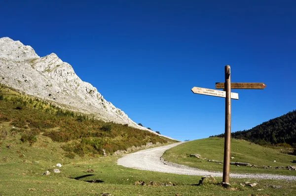 Wegweiser im Berg mit blauem Himmel — Stockfoto