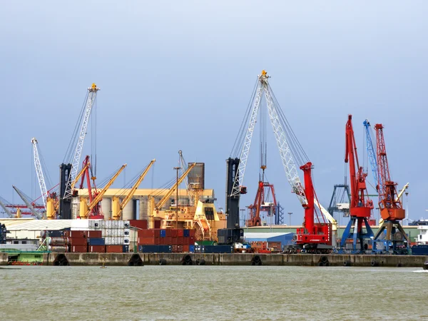 Cranes in Bilbao Harbor with vivid colors — Stock Photo, Image