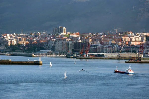Navio de carga que entra no porto de Bilbau — Fotografia de Stock