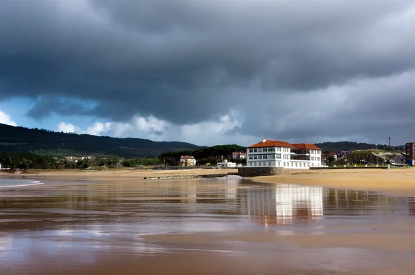 Plentzia strand med stormigt väder och reflektioner — Stockfoto