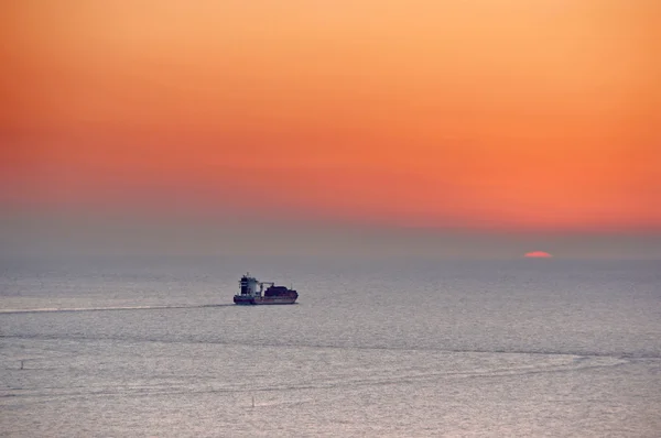 Kargo gemisi günbatımında Denizi — Stok fotoğraf