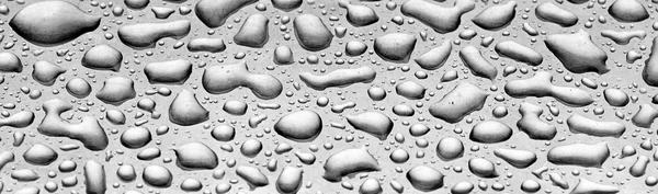 Primer plano de las gotas de agua de lluvia en una superficie metálica — Foto de Stock