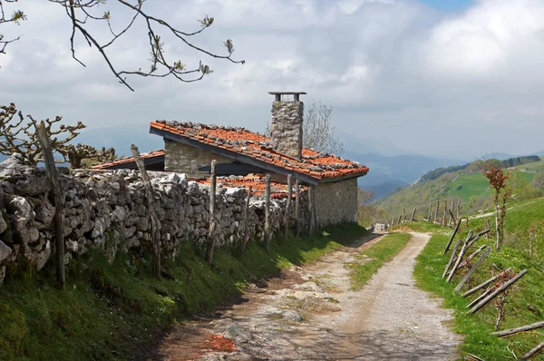 Stone cabin in basque mountains — Stock Photo, Image