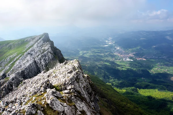 Aizkorri-hegység, Baszkföld közelében-völgy megtekintése — Stock Fotó
