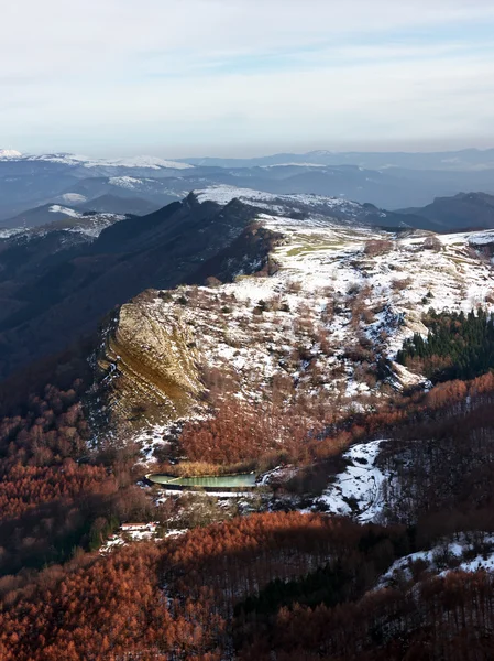 Гірський хребет і ставок з снігу і дерев у Gorbea — стокове фото