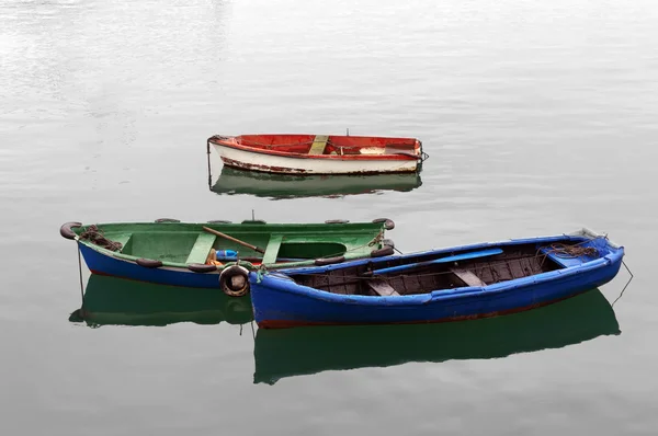 Su üzerinde renkli tekneler — Stok fotoğraf