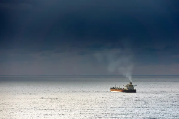 Φορτηγό πλοίο στη θάλασσα με θυελλώδη ουρανό — Φωτογραφία Αρχείου
