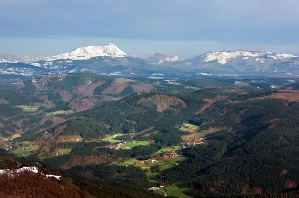 Vale de Arratia e montanha de amboto — Fotografia de Stock