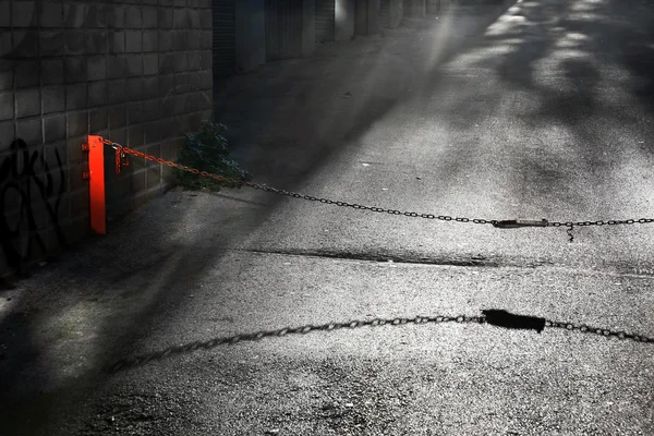 Cadeia metálica fechada para evitar o estacionamento do carro — Fotografia de Stock