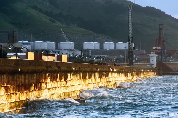 Pier von getxo mit Sonnenuntergangslicht, das darauf reflektiert wird — Stockfoto