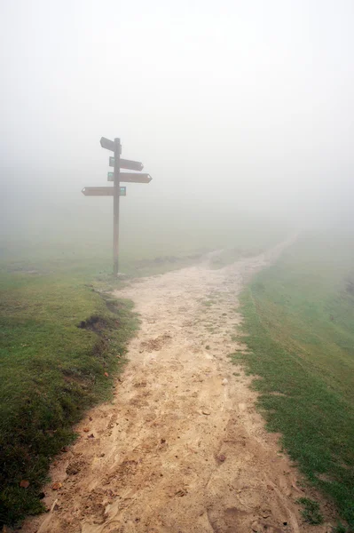 Señal con niebla y una vía — Foto de Stock